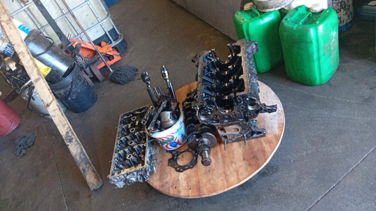 Engine block, crankshaft and cylinder head laid out during a rebuild